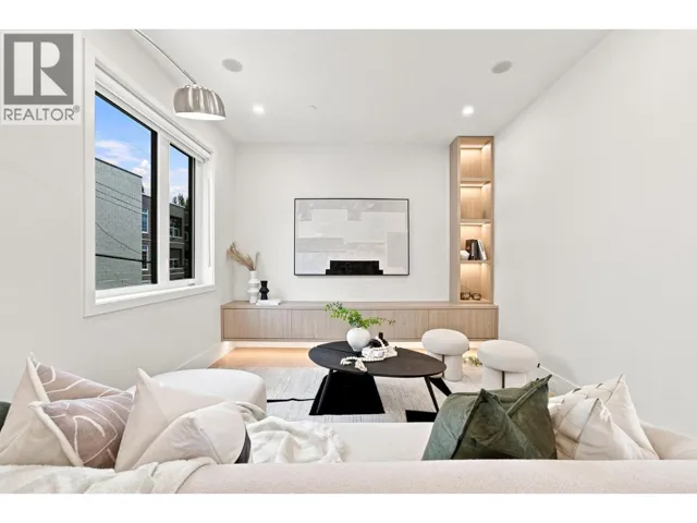3 646 E 23RD AVENUE, Vancouver, British Columbia V5V1X8