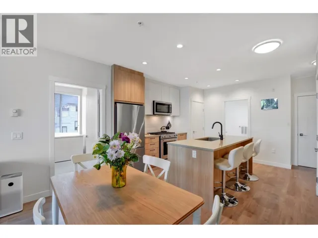 311 707 COMO LAKE AVENUE, Coquitlam, British Columbia V3J0J5