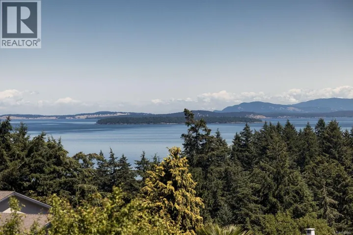5254 Westover Pl, Saanich, British Columbia V8Y1P6