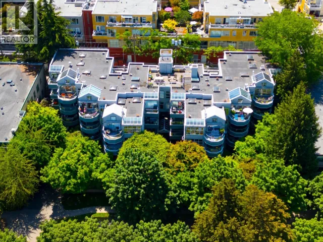 301 2250 W 3RD AVENUE, Vancouver, British Columbia V6K1L4