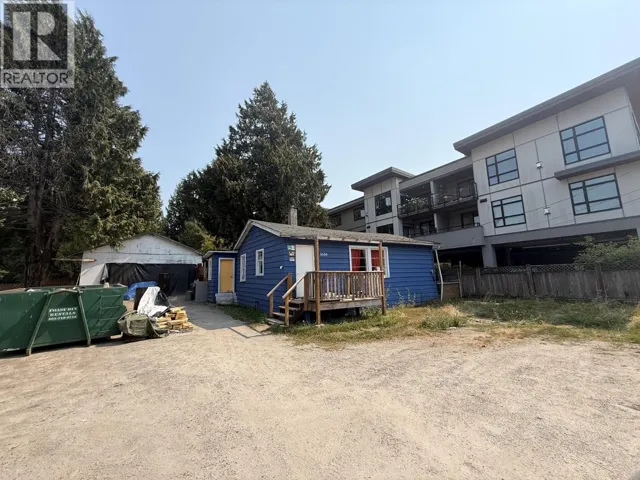 5686 WHARF AVENUE, Sechelt, British Columbia V0N3A0