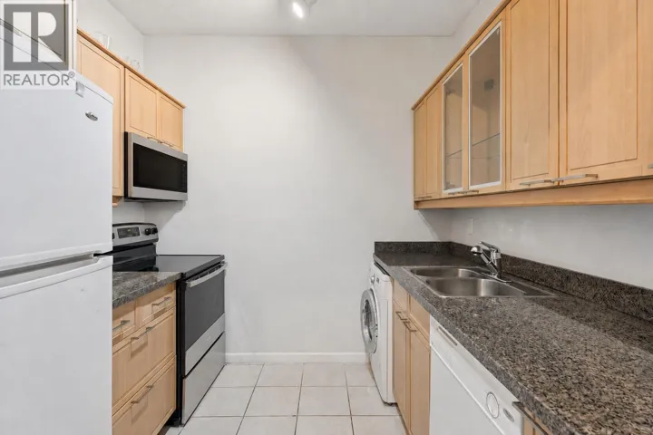 304 827 W 16TH STREET, North Vancouver, British Columbia V7P1R2