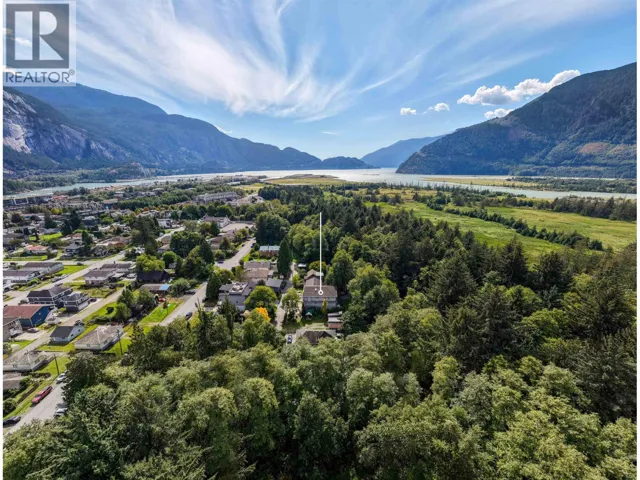 38030 SEVENTH AVENUE, Squamish, British Columbia V8B0J7