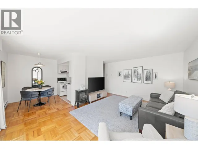 504 1750 ESQUIMALT AVENUE, West Vancouver, British Columbia V7V1R8