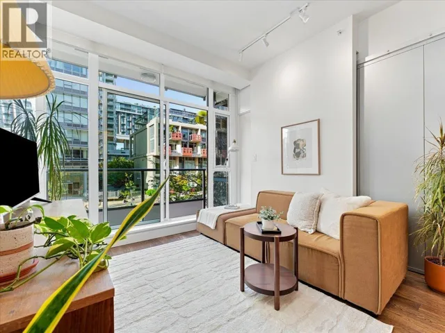 210 108 E 1ST AVENUE, Vancouver, British Columbia V5T0E4