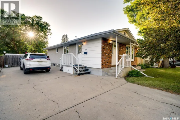 1304 Queen CRESCENT, Moose Jaw, Saskatchewan S6H3G4