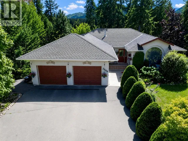 2600 Fairway Place, Blind Bay, British Columbia V0E1H2