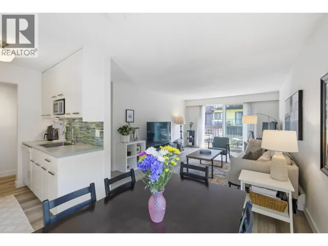 203 270 W 3RD STREET, North Vancouver, British Columbia V7M1G1