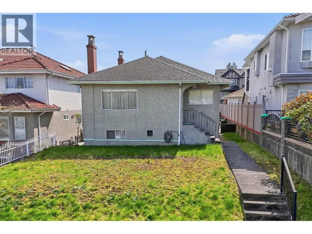 3090 KITCHENER STREET, Vancouver, British Columbia V5K3E7