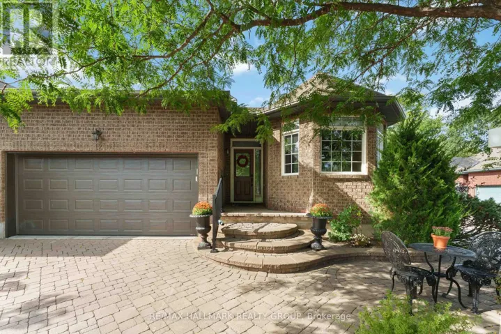 121 BARTLETT PRIVATE, Ottawa, Ontario K1V2A9