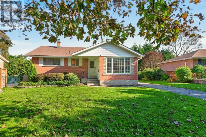 15 HAMPSTEAD, Kingston (West of Sir John A. Blvd), Ontario K7M3J1
