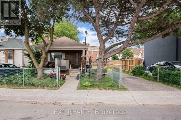 5 LAXIS AVENUE, Toronto (Mount Dennis), Ontario M6M2K6
