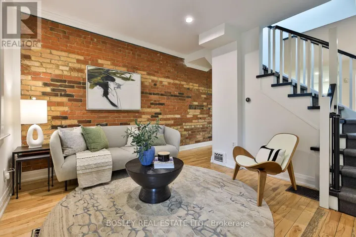 32 MOUNTALAN AVENUE, Toronto (Greenwood-Coxwell), Ontario M4J1H4