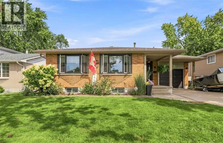 1220 AMSTERDAM COURT, Sarnia, Ontario N7S3X5