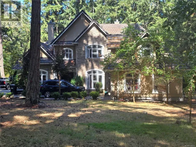 870 Falkirk Ave, North Saanich, British Columbia V8L5G8