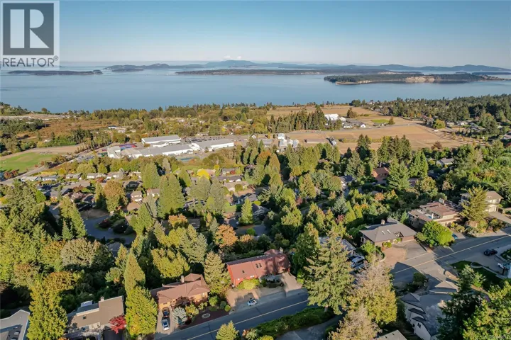 8839 Forest Park Dr, North Saanich, British Columbia V8L4E8