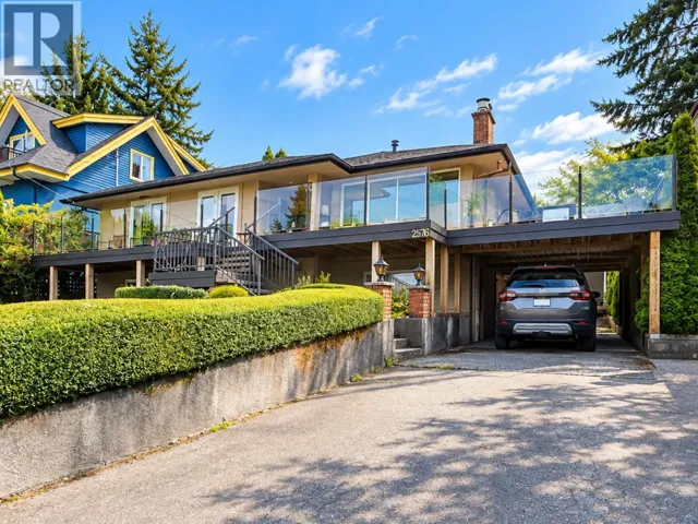 2576 WALL STREET, Vancouver, British Columbia V5K1A5