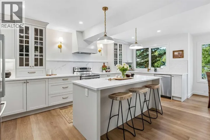 82 Point Drive NW, Calgary, Alberta T3B5B3