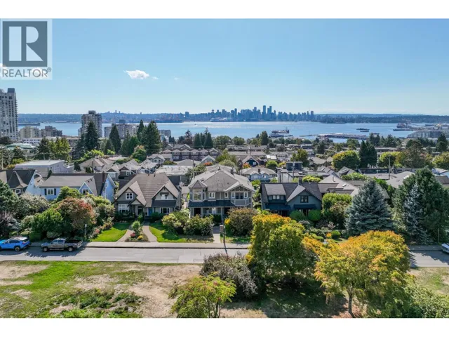 2 221 W 6TH STREET, North Vancouver, British Columbia V7M1K7
