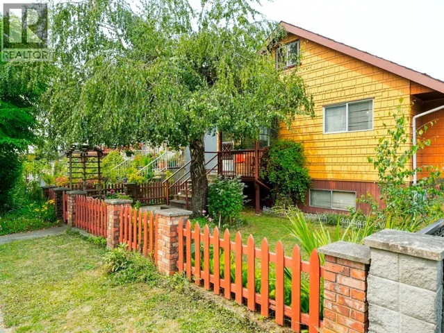 3017 E 17TH AVENUE, Vancouver, British Columbia V5M2N5