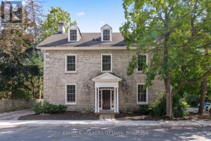 35 MACKAY STREET, Ottawa, Ontario K1M2B2