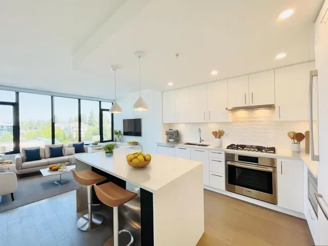 303 1588 JOHNSTON ROAD, White Rock, British Columbia V4B0C5