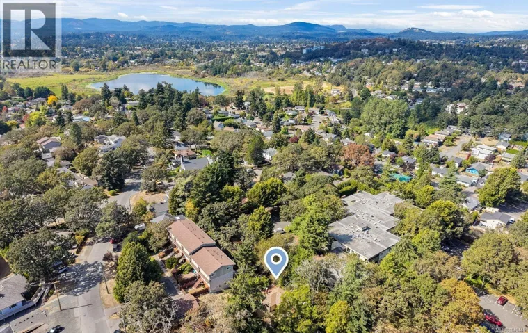 1030 Falmouth Rd, Saanich, British Columbia V8X3A5