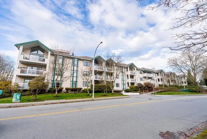 302 13911 70 AVENUE, Surrey, British Columbia V3W6B4