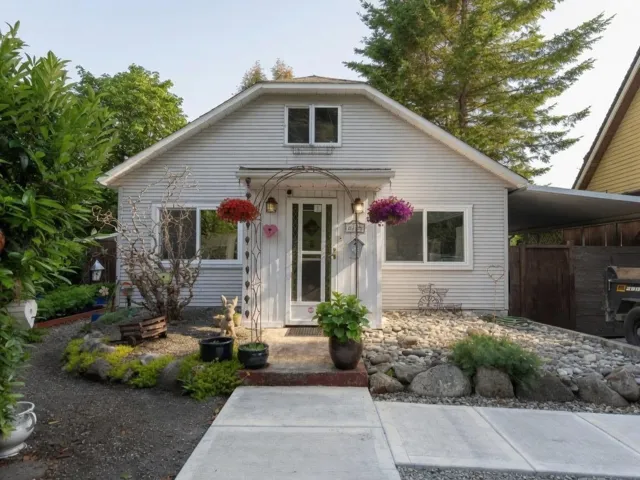 2725 GORDON AVENUE, Surrey, British Columbia V4A3J2