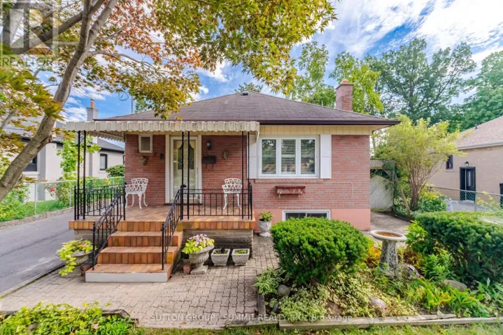 8 WOOLTON CRESCENT, Toronto (Brookhaven-Amesbury), Ontario M6M4K9