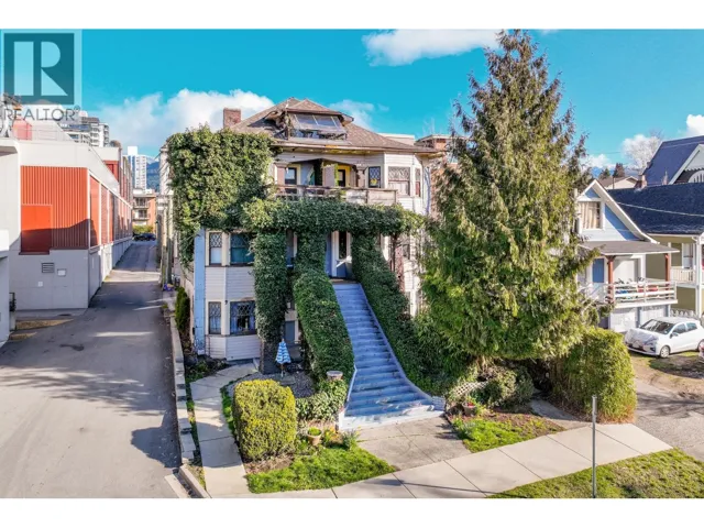 160 E 10TH STREET, North Vancouver, British Columbia V7L2C8