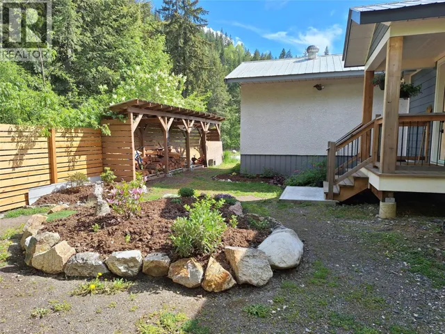 624 SLOCAN Avenue, New Denver, British Columbia V0G1S0