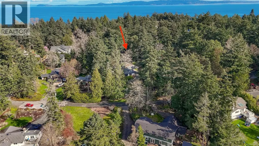 2660 MacDonald Dr E, Saanich, British Columbia V8N1X9