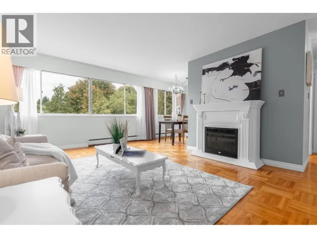402 1750 ESQUIMALT AVENUE, West Vancouver, British Columbia V7V1R8