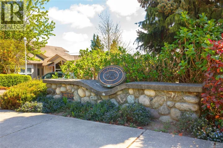 3 3633 Cedar Hill Rd, Saanich, British Columbia V8P3Z3