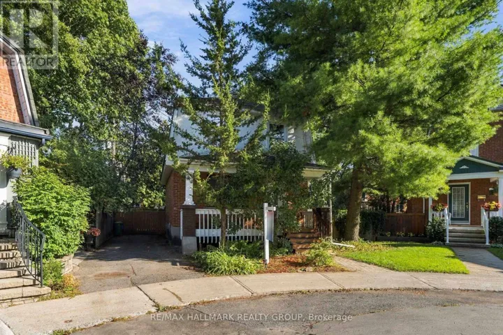 3 ASHBURY PLACE, Ottawa, Ontario K1M1H3