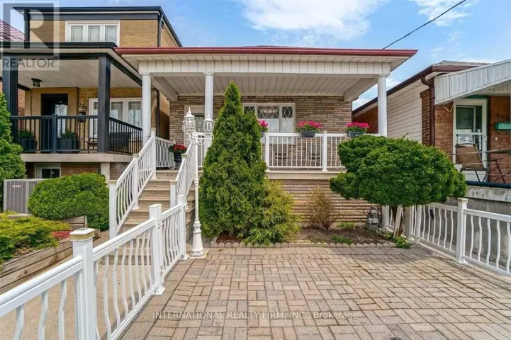 297 GILBERT AVENUE, Toronto (Caledonia-Fairbank), Ontario M6E4W8