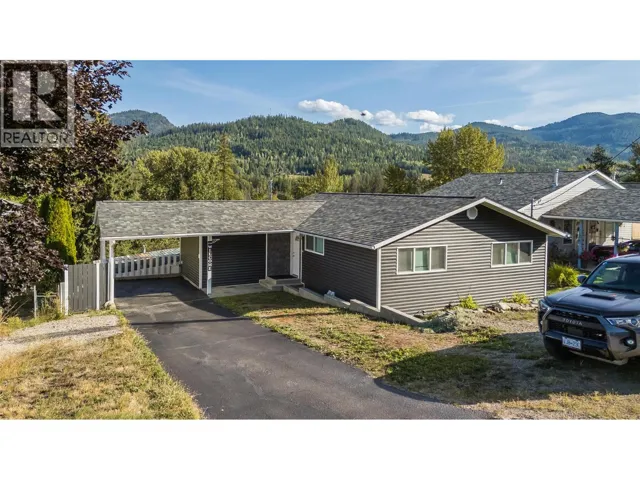 1762 FIRST Street, Fruitvale, British Columbia V0G1L0