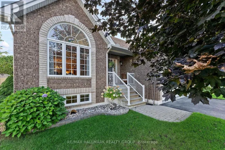 95 LLOYDALEX CRESCENT, Ottawa, Ontario K2S2E8