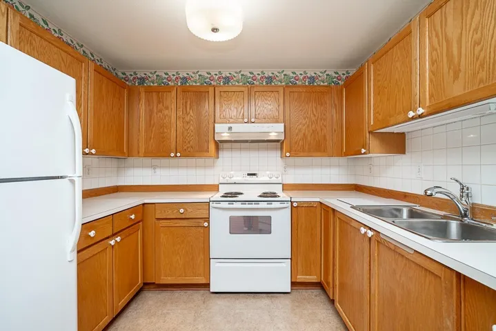 102 17695 58 AVENUE, Surrey, British Columbia V3S1L5