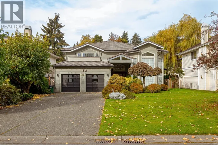 812 Dalewood Lane, Saanich, British Columbia V8X5G6