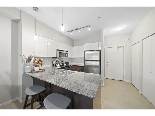 216 13733 107A AVENUE, Surrey, British Columbia V3T0B7