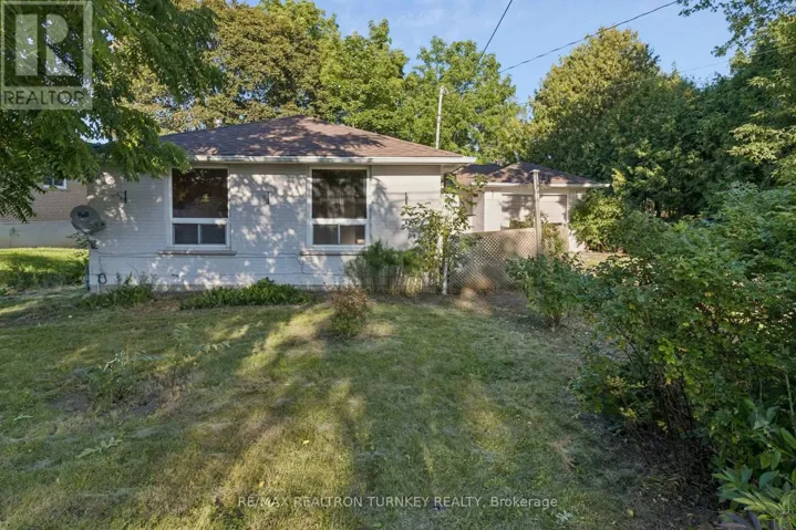 105 BOLTON AVENUE, Newmarket (Huron Heights-Leslie Valley), Ontario L3Y2X3