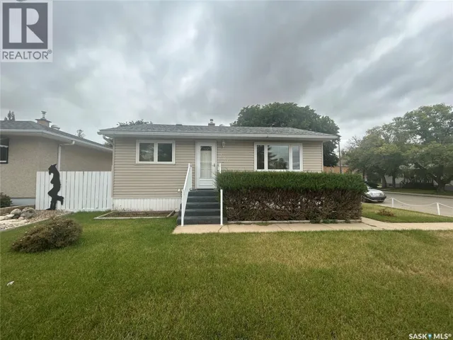 706 Vaughan STREET W, Moose Jaw, Saskatchewan S6H5N5