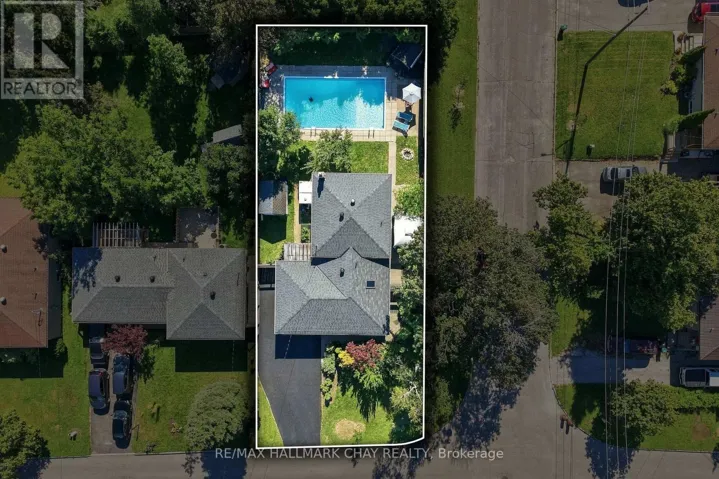 30 HARDING AVENUE, Barrie (Cundles East), Ontario L4M3K2
