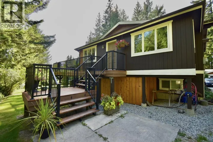 2703 ROBINSON ROAD, Roberts Creek, British Columbia V0N2W4