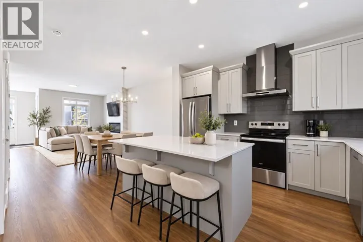 10 Lucas Close NW, Calgary, Alberta T3P1Z5
