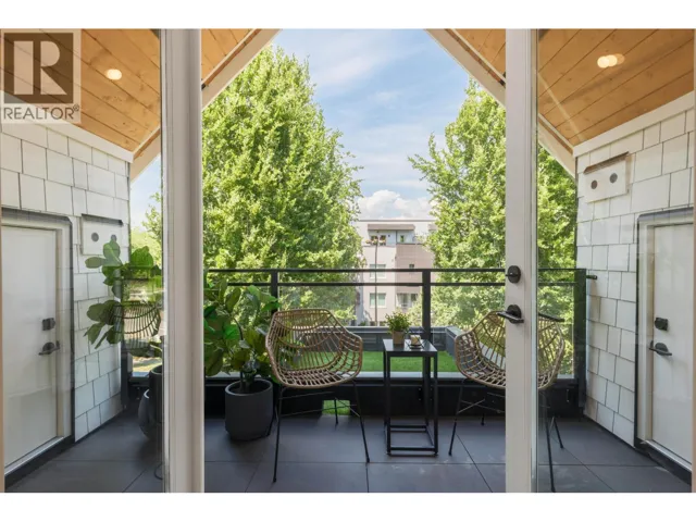 2066 E 1ST AVENUE, Vancouver, British Columbia V5N1B5