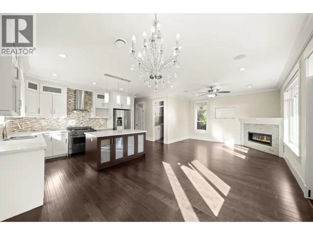 7028 BROADWAY, Burnaby, British Columbia V5A1R8