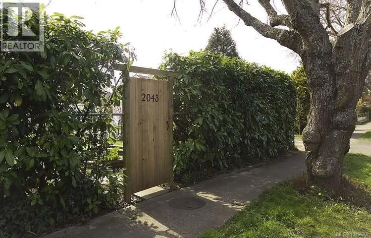 2043 Milton St, Oak Bay, British Columbia V8R1N7